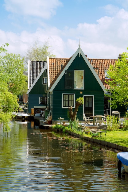 Cenário holandês rural de pequenas casas antigas e canal em Zaanse, Holanda