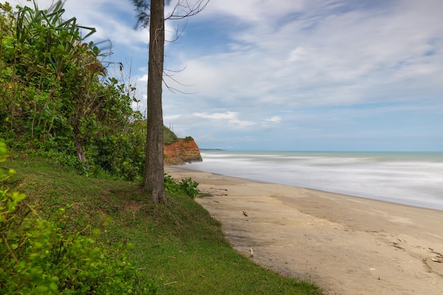 Cenário indonésio na praia azul e falésias na praia