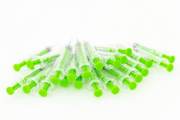 Cenário médico de seringas descartáveis verdes