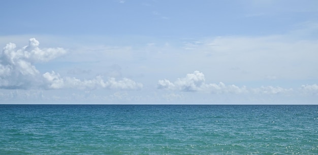 Cenário natural de belas praias tropicais e mar em uma área de praia de dia claro na tailândia panorama veiw da tailândia