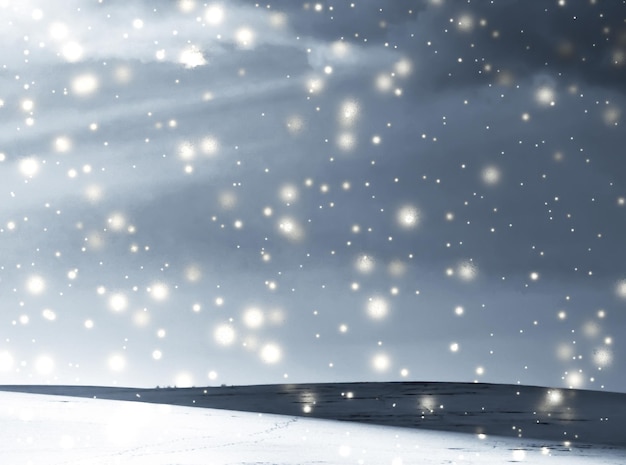 Cenário natural de fundo de férias de inverno com neve brilhante e clima frio na floresta na época do Natal