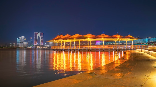 Cenário noturno da cidade do lago Suzhou Jinji