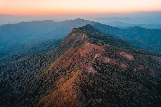 Cenário noturno, montanhas à noite de alto ângulo