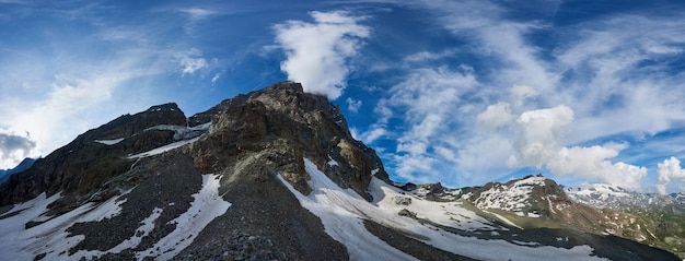 Cenário panorâmico com montanhas