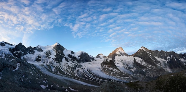 Cenário panorâmico com montanhas