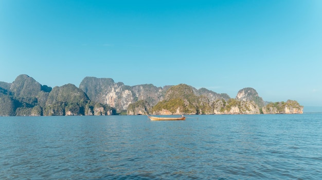 Cenário rochoso e insular e Baía de Phang Nga