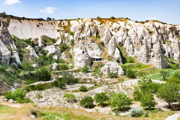 Cenário rural com igrejas de caverna perto de Goreme