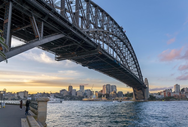 Cenário sob sydney harbour bridge no pôr do sol austrália