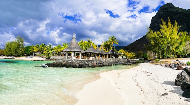 Cenário tropical relaxante - pequeno bar de praia aconchegante. Ilha Maurícia