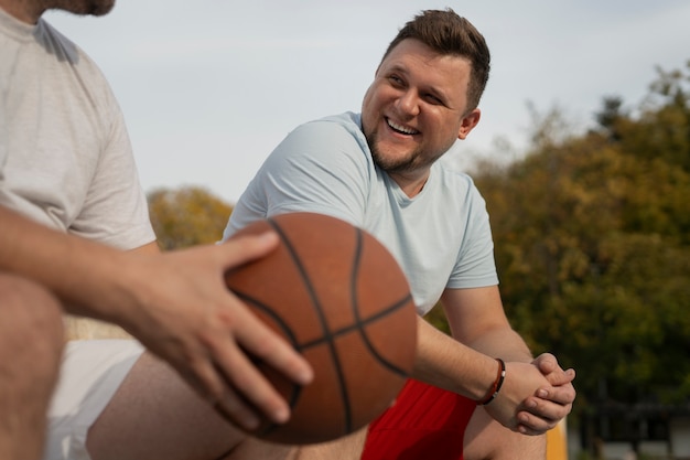 Foto cenas autênticas de homens de tamanho grande jogando basquete