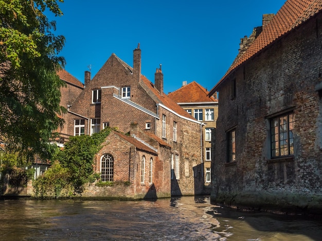 Cenas da cidade de Bruges em edifícios residenciais da Bélgica cenas atraentes e bonitas