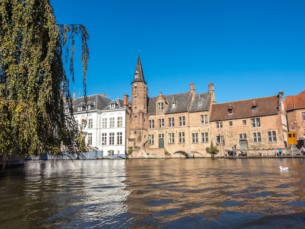 Cenas da cidade de Bruges em edifícios residenciais da Bélgica cenas atraentes e bonitas