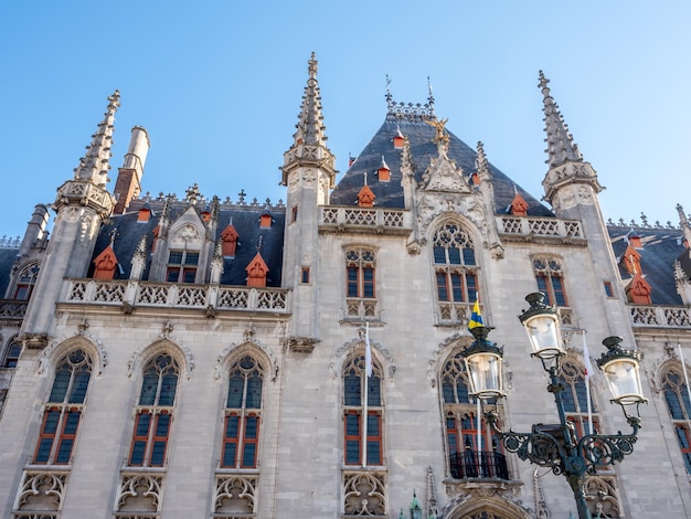 Cenas da cidade de Bruges na igreja de edifícios residenciais da Bélgica cenas atraentes e bonitas