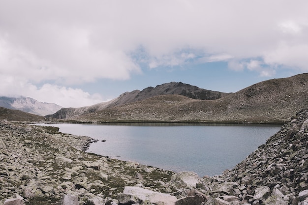 Cenas de lago nas montanhas, parque nacional Dombai, Cáucaso, Rússia, Europa. Paisagem de verão, clima ensolarado, céu azul dramático e dia ensolarado