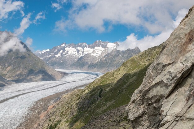 Cenas de montanhas, caminhada pela grande geleira Aletsch, rota Aletsch Panoramaweg no parque nacional da Suíça, Europa. Paisagem de verão, céu nublado e dia ensolarado