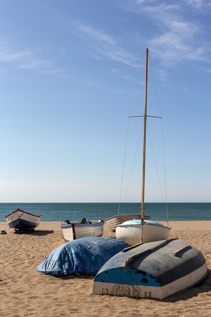 Cenas de praia em um dia ensolarado