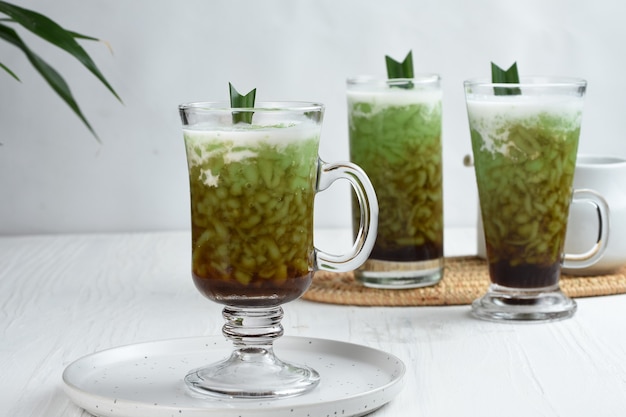 Cendol es un postre helado dulce elaborado con harina de arroz, extracto de hoja de pandan, leche de coco y jarabe de azúcar de palma.