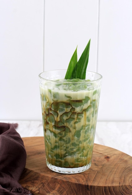 Cendol es un postre de hielo dulce elaborado con harina de arroz, hoja de Pandan, leche de coco y jarabe de azúcar de palma. Popular para Takjil Breaking the Fast en el sudeste asiático