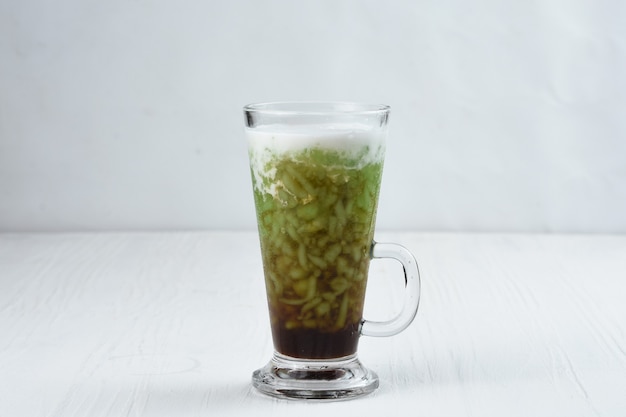 Cendol ist ein süßes Eisdessert aus ReismehlpandanblattextraktKokosmilchPalmzuckersirup