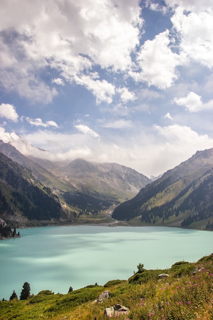 Cênica espetacular no Lago Grande Almaty, Montanhas Tien-Shan na região de Almaty do Cazaquistão. Vertical.