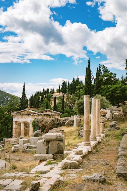 Cênica paisagem montanhosa com antigas ruínas de pedra de mármore do templo grego em Delphi, Grécia