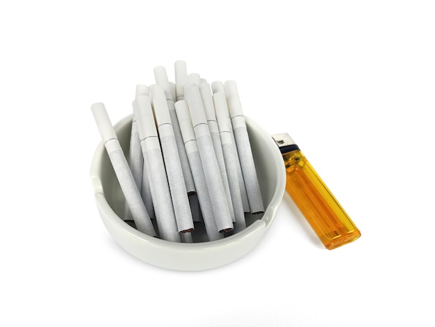 Cenicero blanco y cigarrillo aislado sobre fondo blanco.