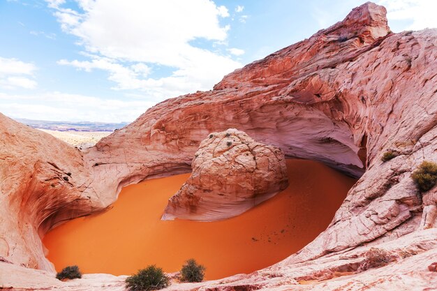 Cenicero cósmico de formación natural inusual en el Monumento Nacional Grand Staircase-Escalante, Utah, Estados Unidos. Paisajes fantásticos.