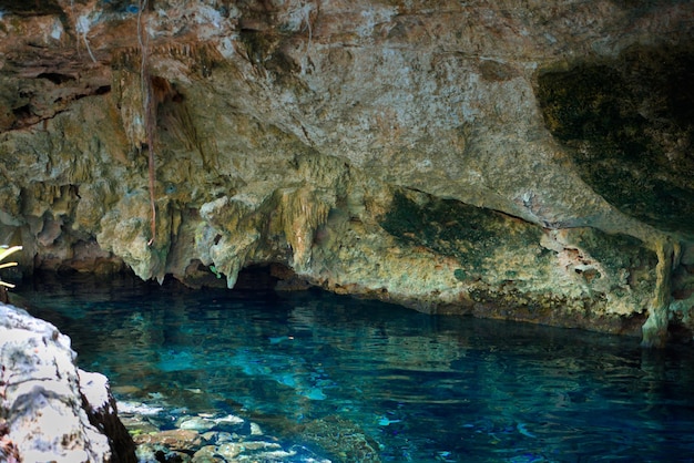 Cenote Dos Ojos com água azul clara