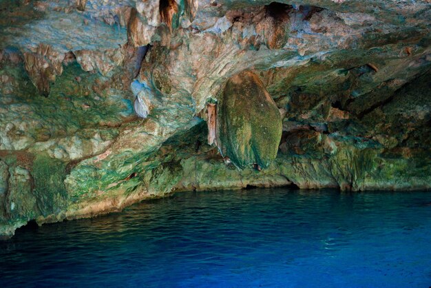 Cenote Dos Ojos com água azul clara