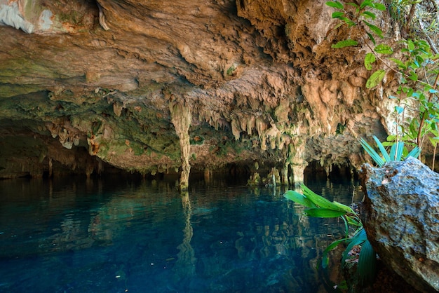 Cenote Dos Ojos com água azul clara