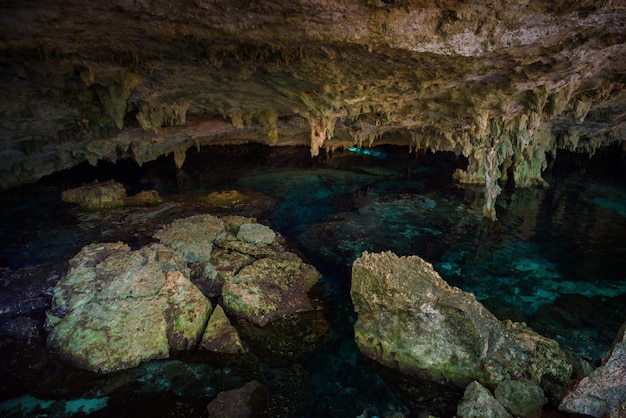 Cenote Dos Ojos com água azul clara