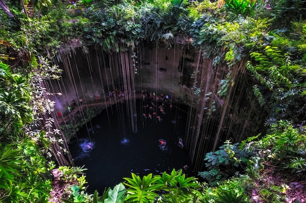 Cenote-Höhlensee mit Leuten, die Chichen Itza Mexiko schwimmen