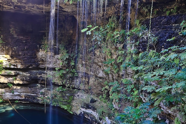 cenote na antiga cidade de maia, paisagem américa maia história