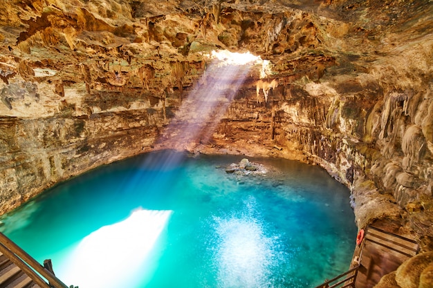 Cenote Samula hundimiento en Valladolid México