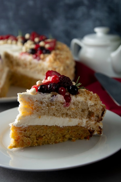 Cenoura deliciosa do Vegan e bolo alaranjado decorados com bagas. Sobremesa saudável Moleza; fácil; baba.