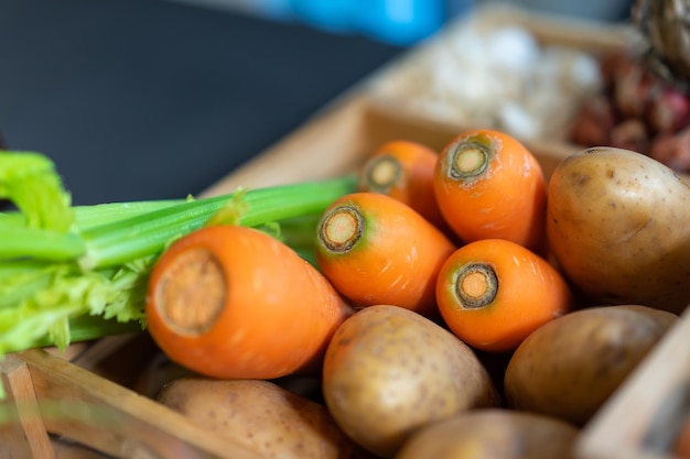 Cenoura e batata em caixa de madeira com studiolight