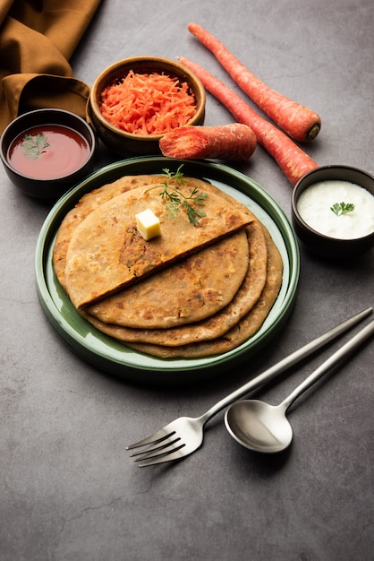 Cenoura ou gajar ka paratha é um prato Punjabi que é um pão achatado sem fermento indiano feito com farinha de trigo integral e cenoura. Servido com ketchup e requeijão
