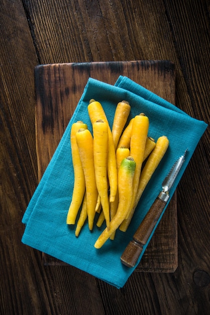 Foto cenouras amarelas em pano azul