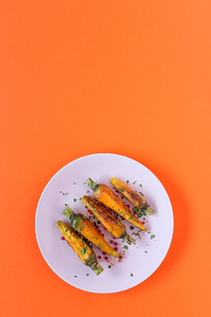Cenouras assadas saudáveis sobre fundo colorido
