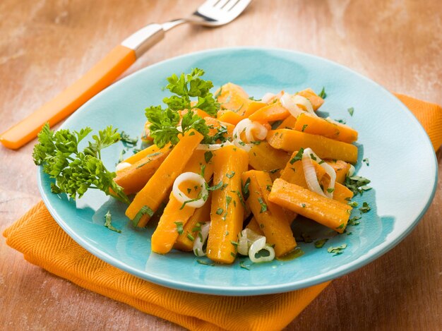 Cenouras com salsa e cebolas comida vegetariana