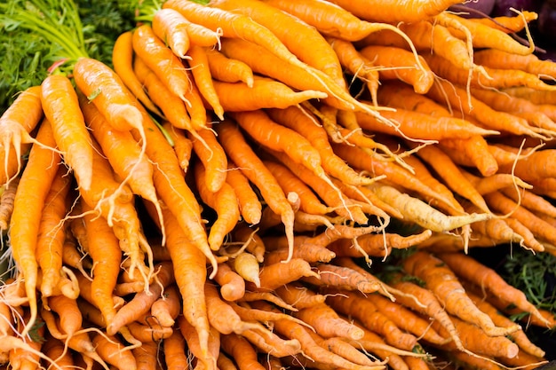 Cenouras de laranja orgânicas em uma exibição no mercado do fazendeiro local.