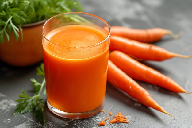 Cenouras frescas e um copo de suco de cenoura Imagem UHD