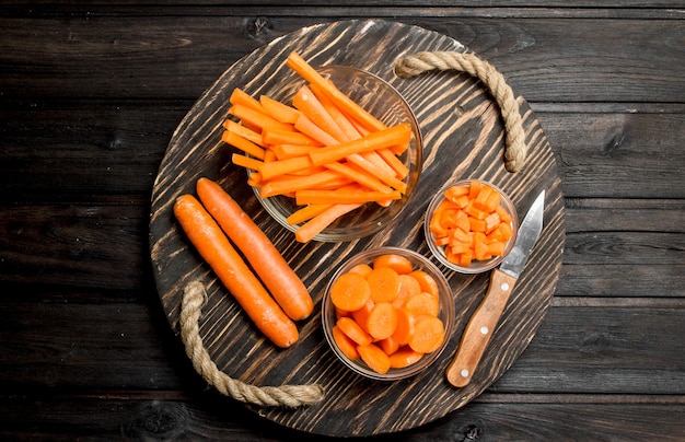 Cenouras frescas em uma tábua com uma faca