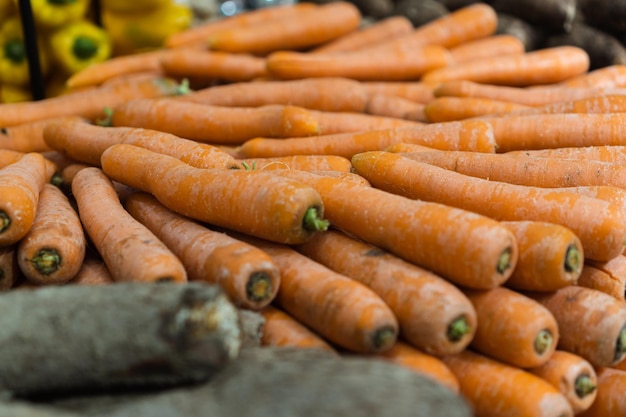 Cenouras frescas no supermercado Legumes e frutas expostos para o consumidor escolher