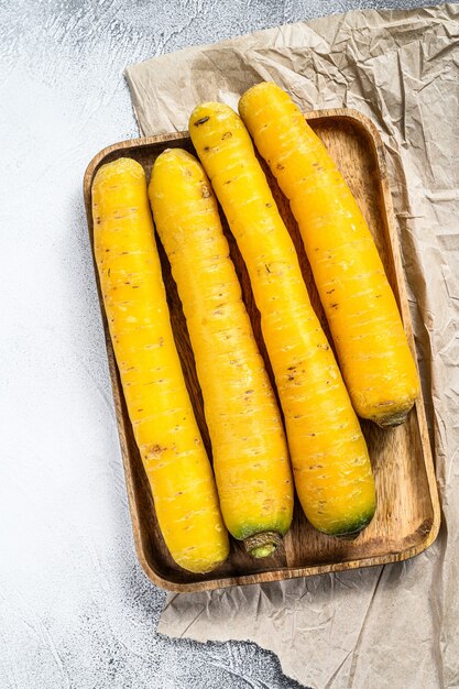 Cenouras orgânicas amarelas em uma mesa