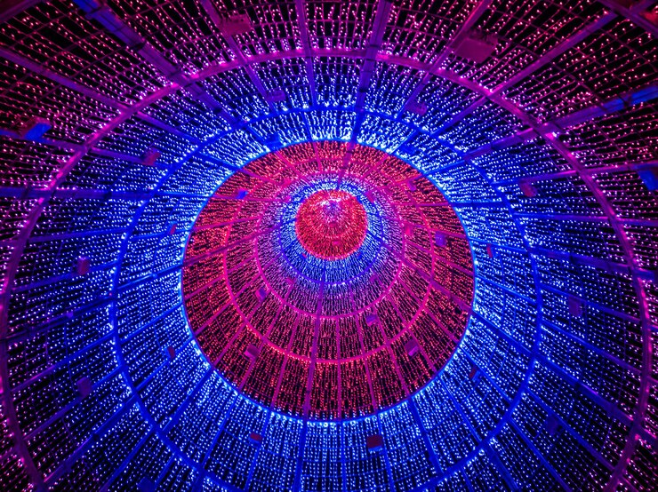 Centenas de luzes led iluminadas coloridas.