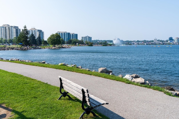 Centennial park walking path e banco de madeira downtown barrie curvas ao redor da costa da baía de kempenfelt.