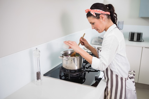 Centrado cocinero magnífico que mezcla verduras