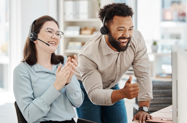 Foto central de atendimento crm e polegar para cima com celebração da equipe uau e sorriso no trabalho no escritório aprendendo com o gerente homem mulher e diversidade no treinamento para o vencedor do atendimento ao cliente e objetivo no telemarketing