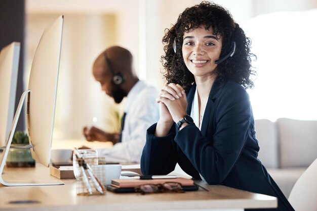 Central de atendimento de telemarketing e retrato de mulher negra e trabalhadora de comércio eletrônico com trabalho de crm Atendimento ao cliente na web Suporte e entre em contato conosco funcionário com um sorriso de trabalho e carreira de consultoria on-line